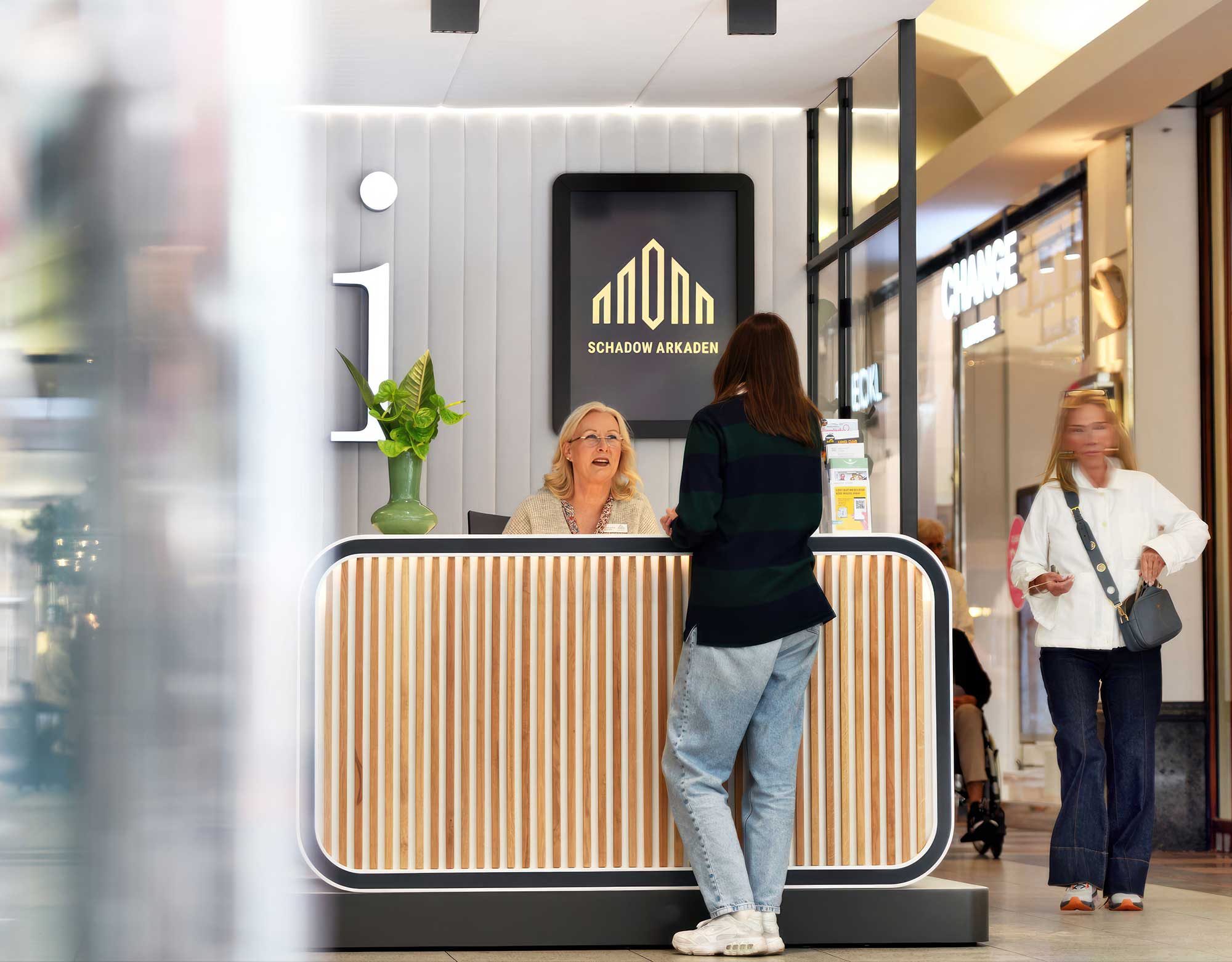 Information desk at Schadow Arkaden – woman standing at the counter