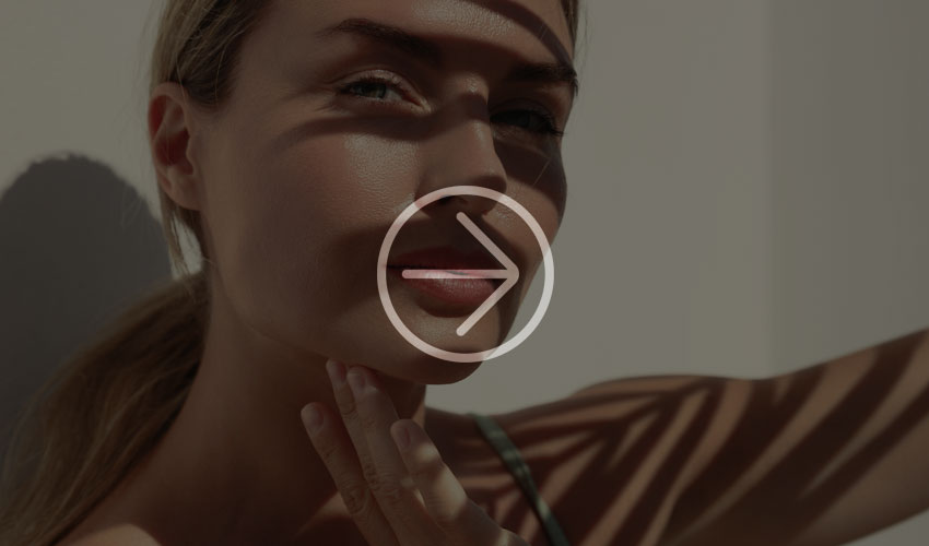 Frau mit Clean Makeup schaut in die Kamera