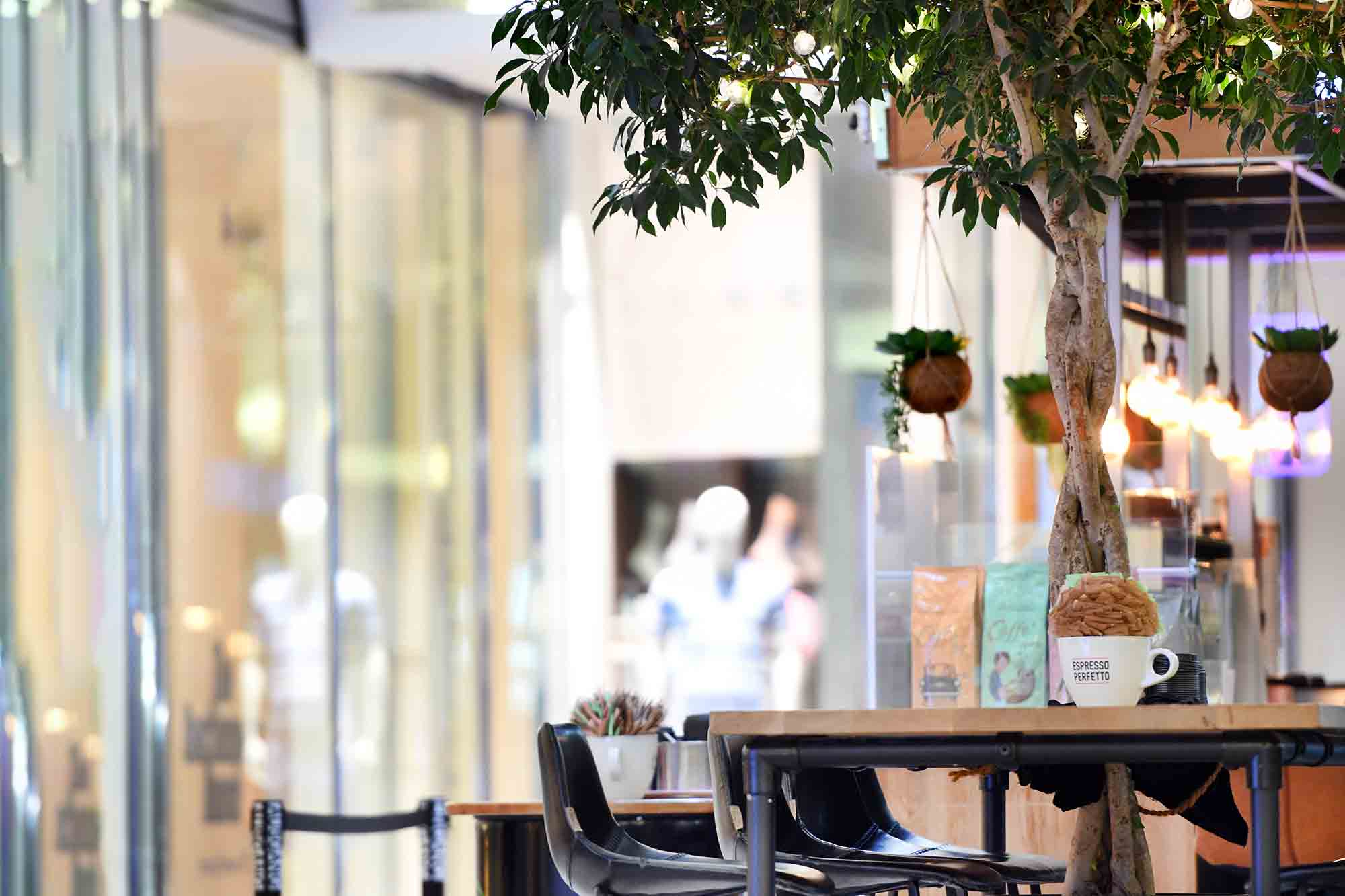 Blick auf Tisch und Stühle des Cafes Espresso Perfetto