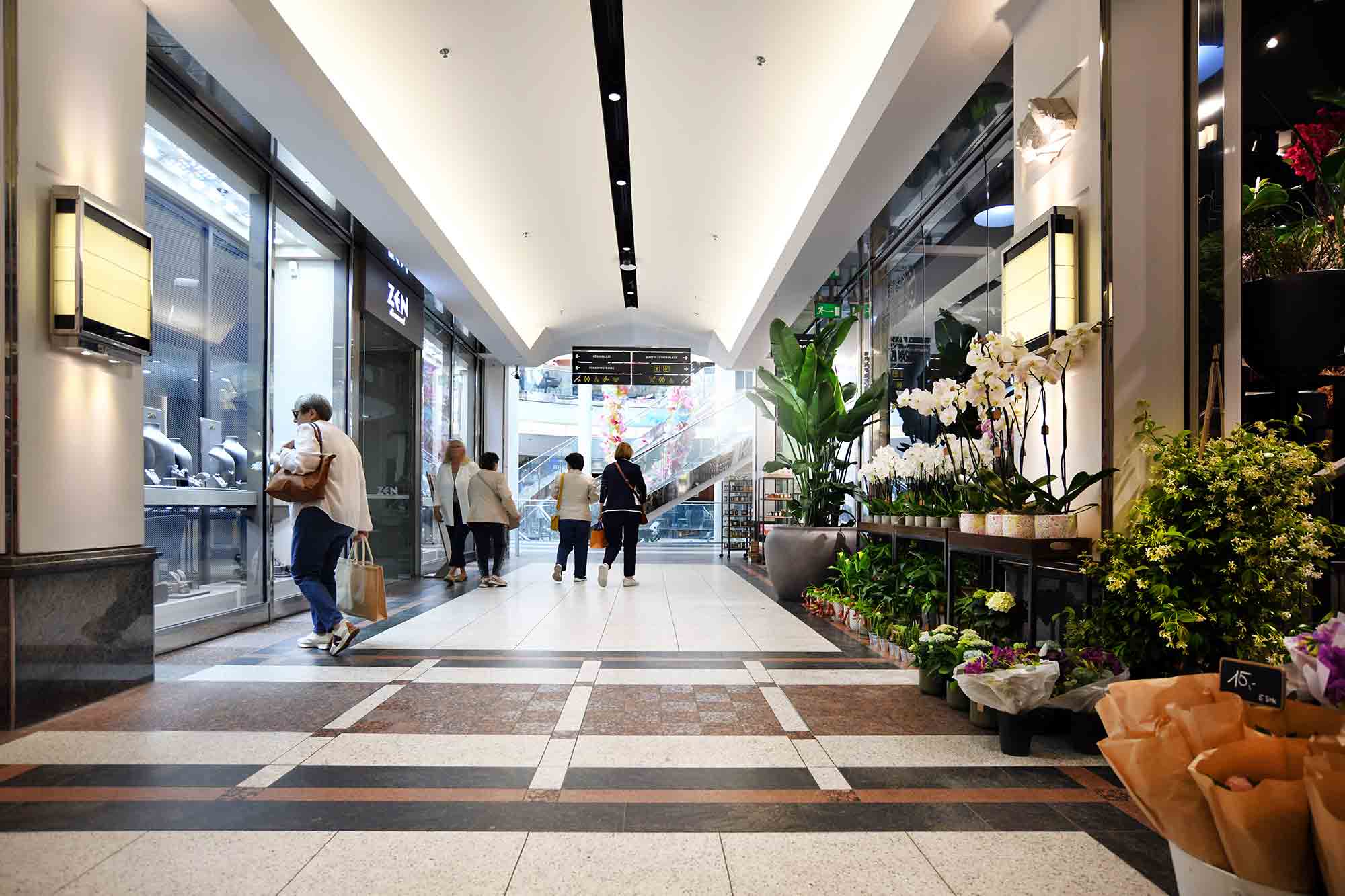 Ein Gang in den Schadow Arkaden mit Geschäften